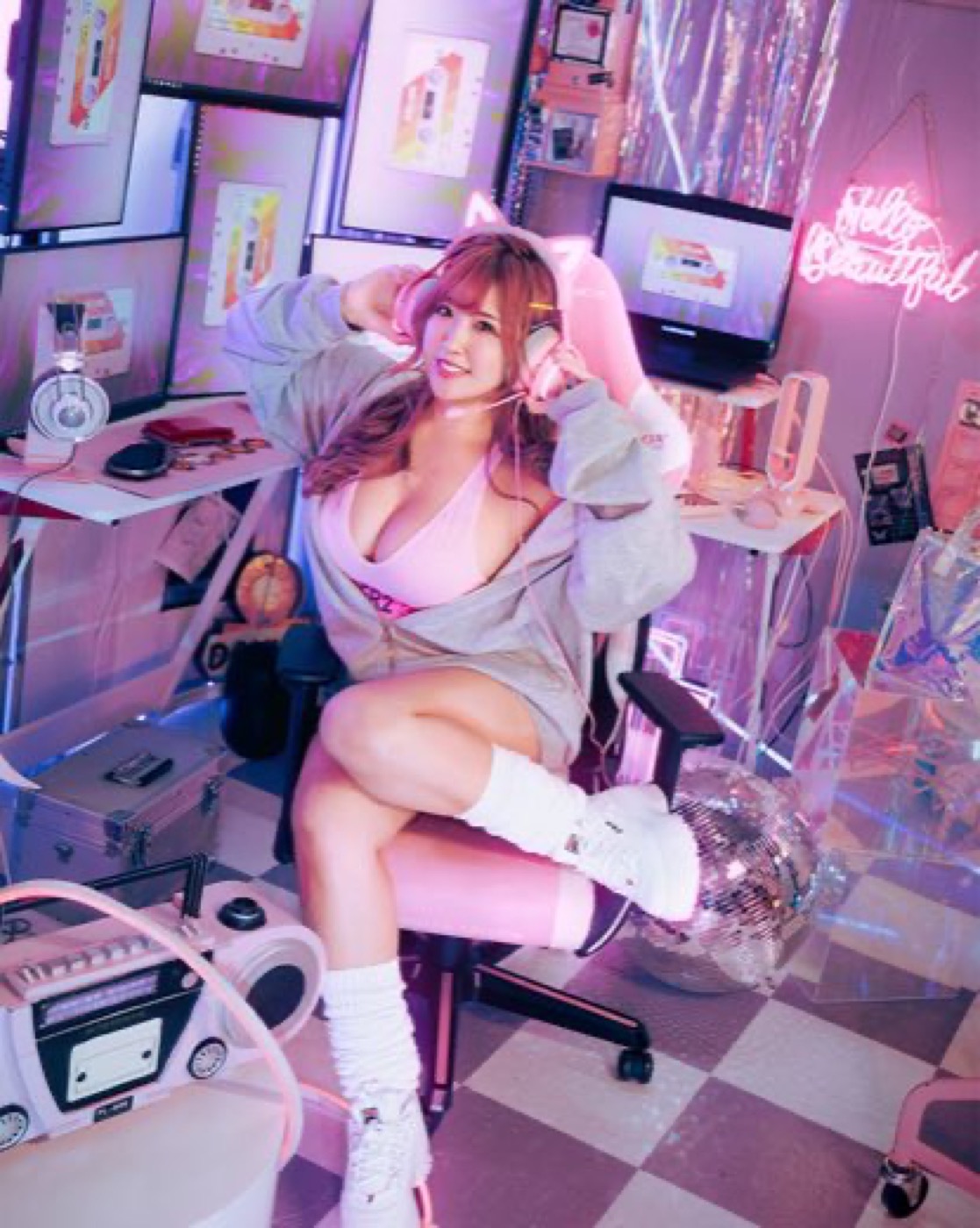 ゲーム部屋で配信するプロデューサーのあんりーん